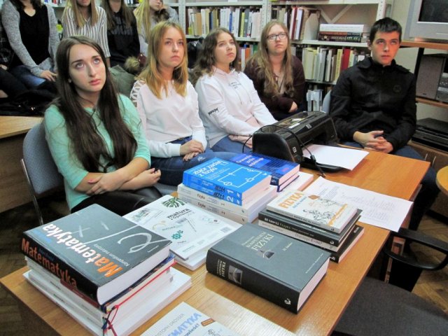 Lekcja biblioteczna w bibliotece powiatowej - klasa II c LO