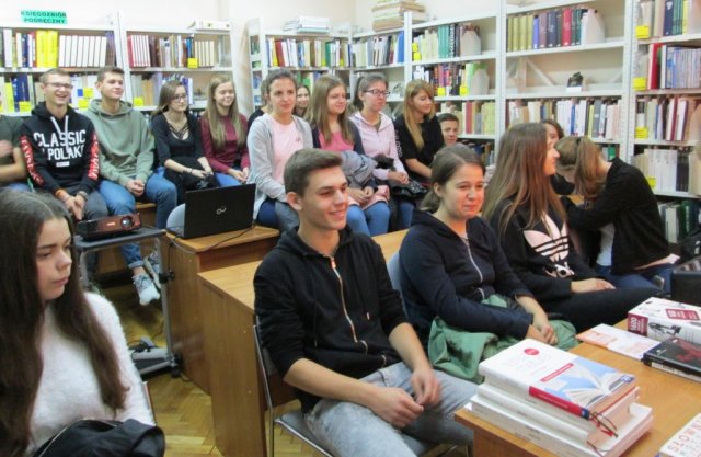 Lekcja biblioteczna w bibliotece powiatowej - klasa IIa LO